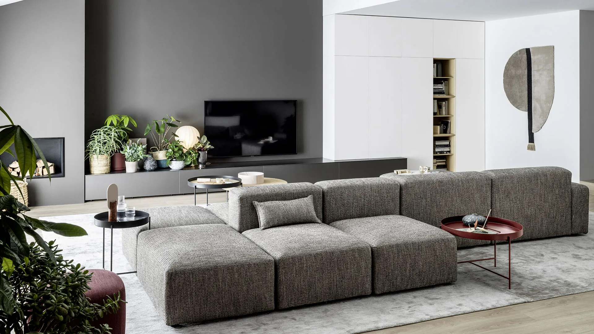 Un divano dalle decise e forti geometrie
