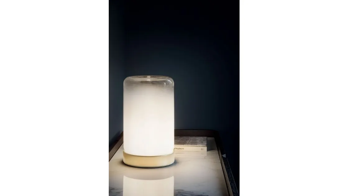 Lampada da Tavolo Pop in vetro sfumato bianco con base in acciaio laccato di Bontempi