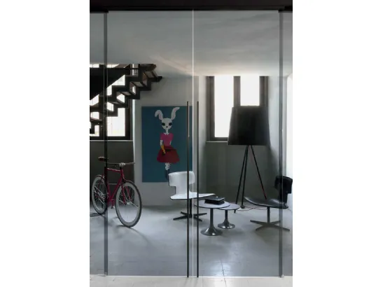 Porta scorrevole con ante in vetro acidato e profili in alluminio nero Dot di Albed