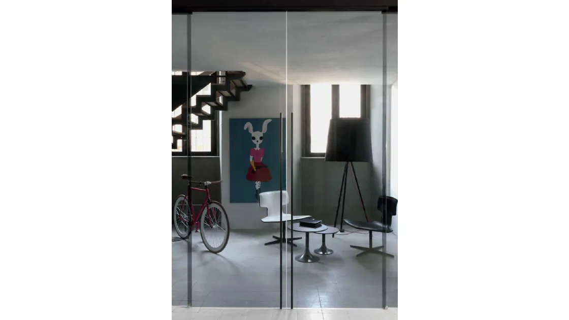 Porta scorrevole con ante in vetro acidato e profili in alluminio nero Dot di Albed