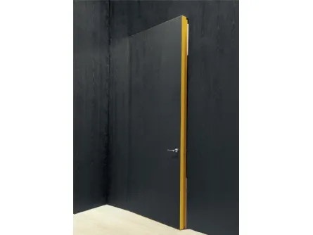 Porta filomuro con anta in legno carbone e stipite laccato ocra Integra di Albed