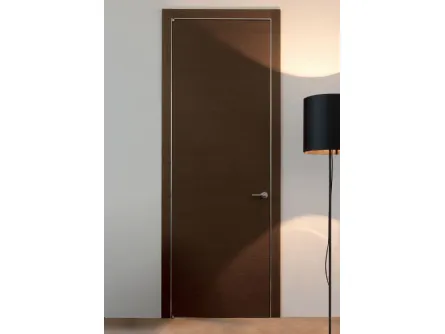 Porta a battente in legno Wengè e stipite con coprifili alluminio Trait di Albed