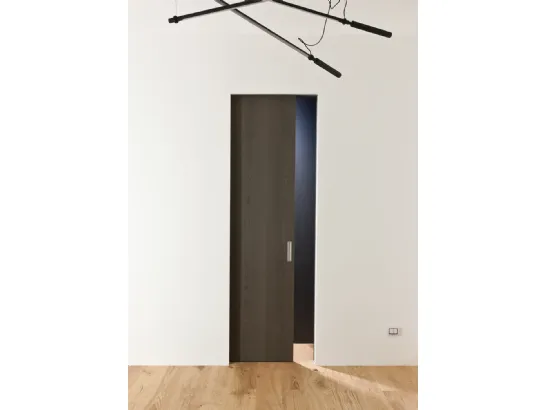 Porta a scomparsa con anta in legno smoky grey Trait di Albed