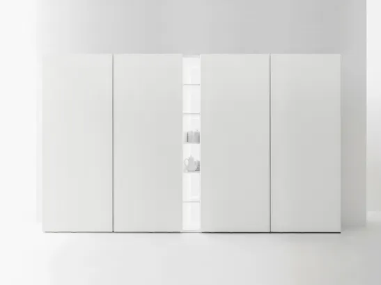 Armadio dispensa in essenza natural wood con ante complanari di Caccaro