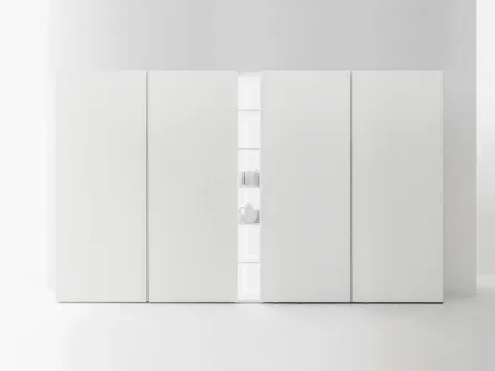 Armadio dispensa in essenza natural wood con ante complanari di Caccaro