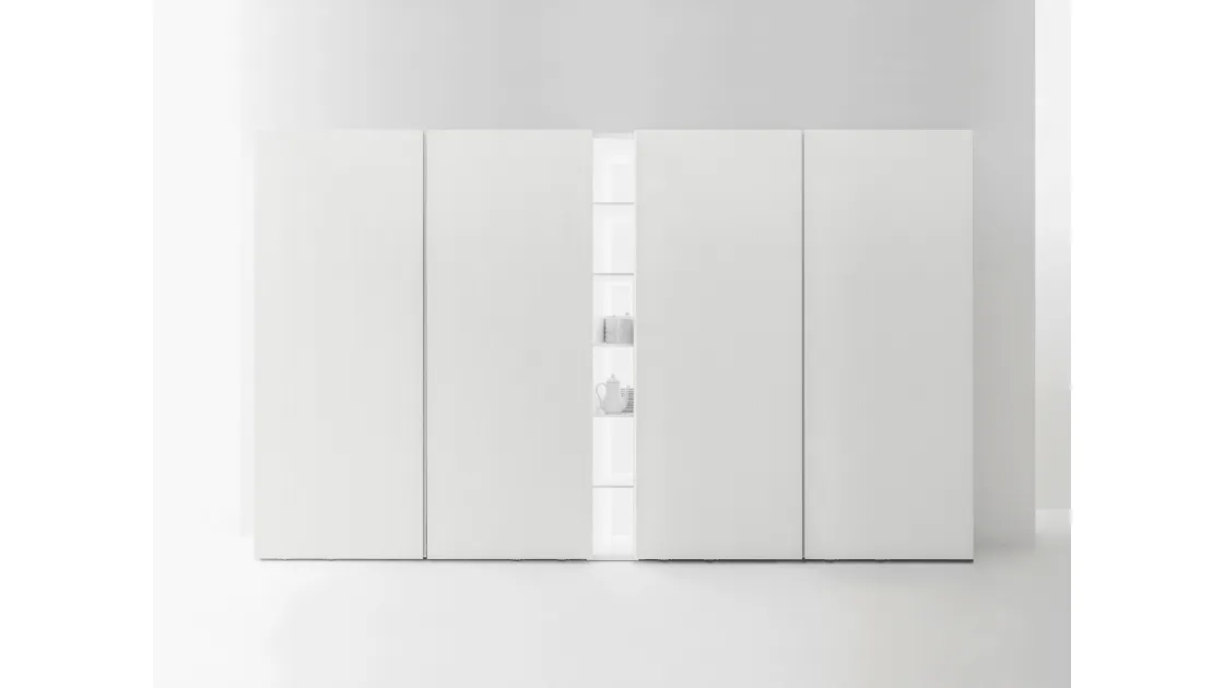 Armadio dispensa in essenza natural wood con ante complanari di Caccaro