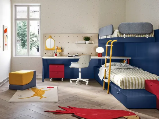 Cameretta sviluppata interamente ad angolo con letto a castello Kids space 09 di Nidi