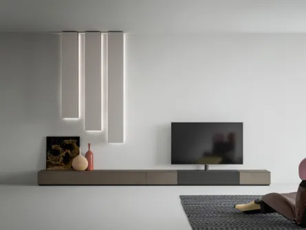Mobile Porta Tv formato da quattro moduli in laccato opaco e laccato effetto metallico Wallover di Caccaro