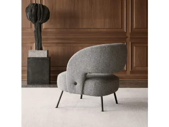 Poltroncina in tessuto dalle linee curve Soufflé di Nicoline