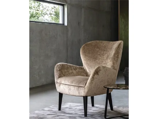 Poltrona avvolgente e accogliente in tessuto con base in legno, anche in versione girevole Stresa di Nicoline