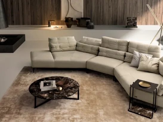 Divano in tessuto elegante e confortevole caratterizzato da linee morbide Wave di Nicoline
