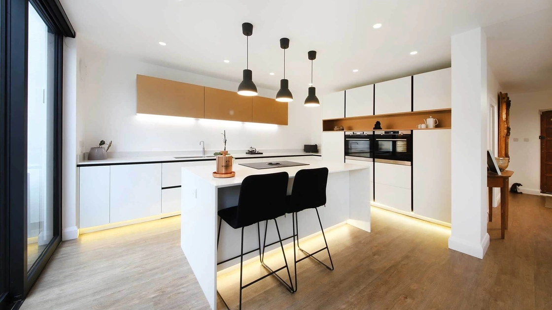 Cucina Moderna con isola All-Around D20 Bianca e Ottone di Doimo Cucine