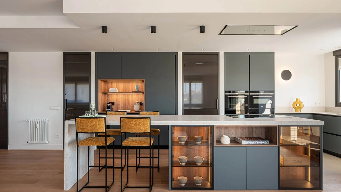 Cucina Moderna con isola All-Around D23 01 in Evosilk Verde Felce di Doimo Cucine