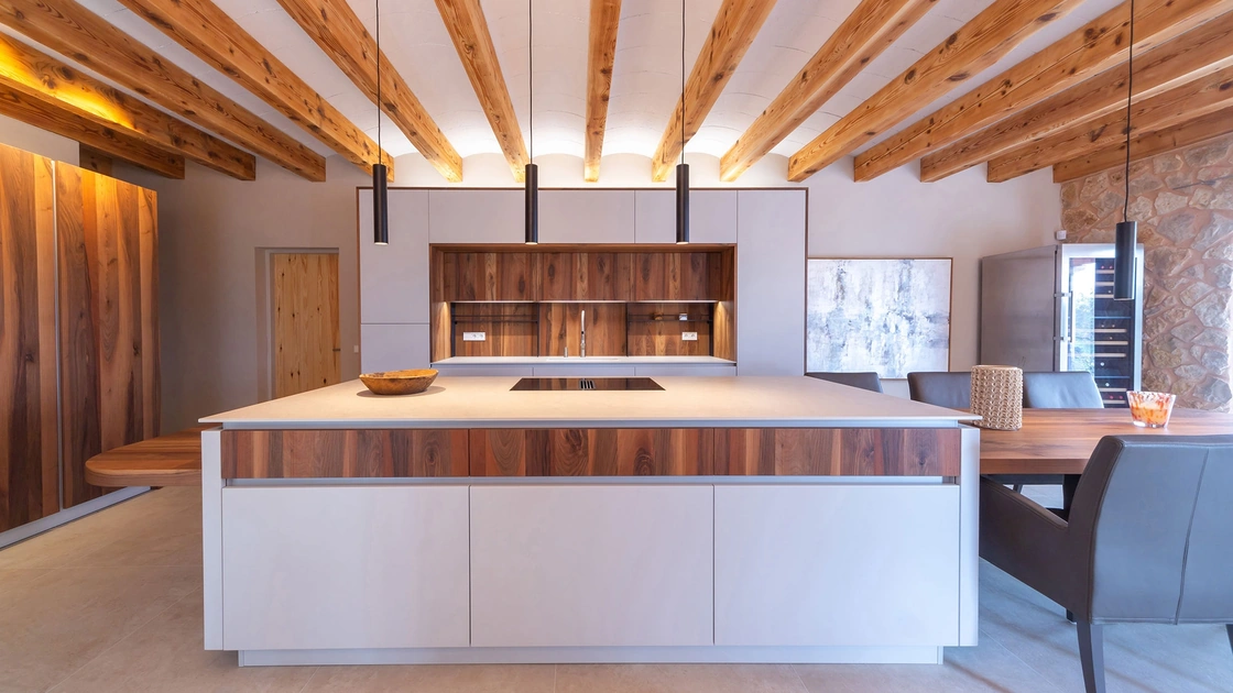 Cucina Moderna con isola All- Around D23 Noce e Grigio di Doimo Cucine